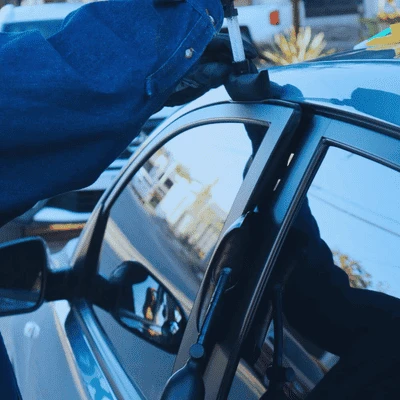 Técnico de Locks & Tech abriendo auto con herramienta especializada